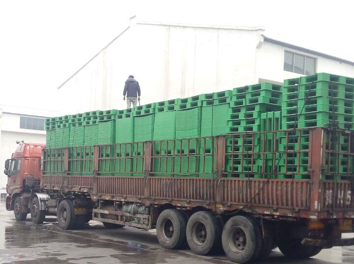 冒雨裝車(chē)，綠色托盤(pán)墊板裝車(chē)發(fā)走